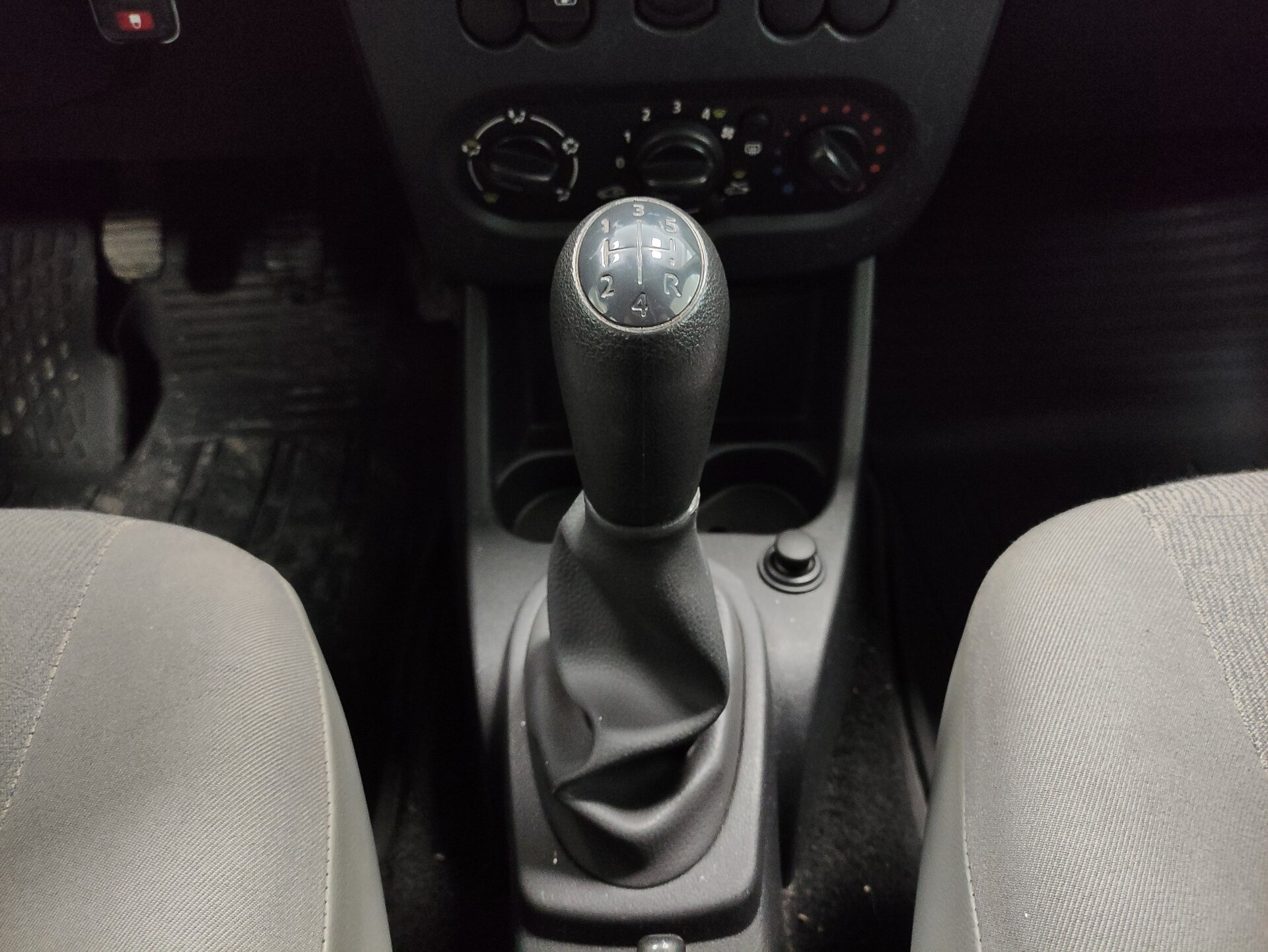 Renault Logan, I Рестайлинг 2015 Renault Logan, I Рестайлинг 2015
